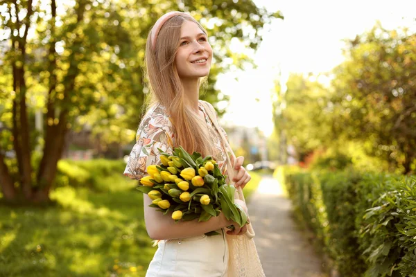 Hermosa Adolescente Con Ramo Tulipanes Amarillos Parque Día Soleado —  Fotos de Stock