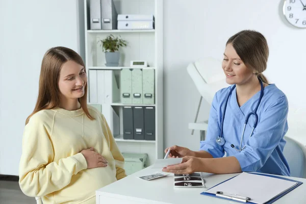 Happy Pregnant Woman Having Doctor Appointment Hospital — Fotografia de Stock