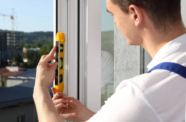 Worker Using Bubble Level Plastic Window Installation Indoors Closeup — Stockfoto