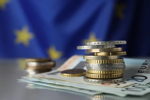 Mince Bankovky Stole Proti Vlajce Evropské Unie Detailní Záběr Mezera — Stock fotografie