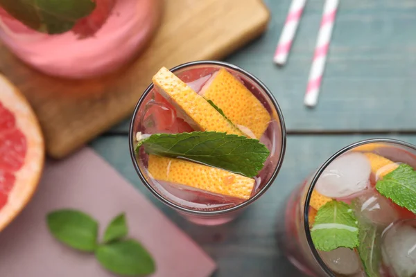 Delicious Grapefruit Lemonade Soda Water Mint Blue Wooden Table Flat — Zdjęcie stockowe