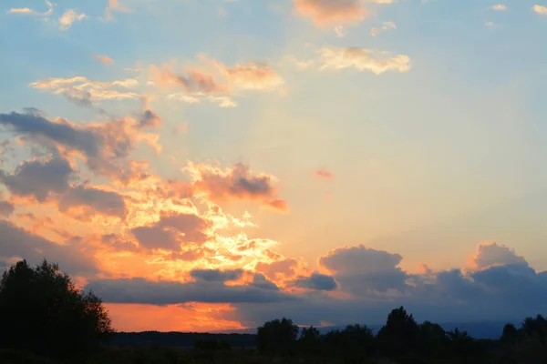 Γραφική Θέα Της Όμορφης Υπαίθρου Στο Ηλιοβασίλεμα — Φωτογραφία Αρχείου