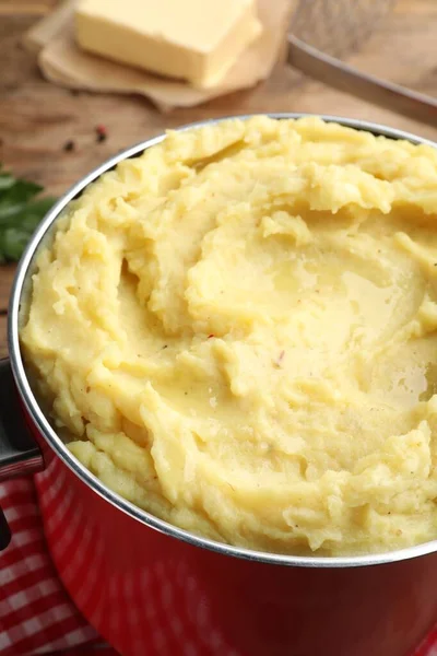 Red Pot Tasty Mashed Potatoes Table Closeup — Foto Stock