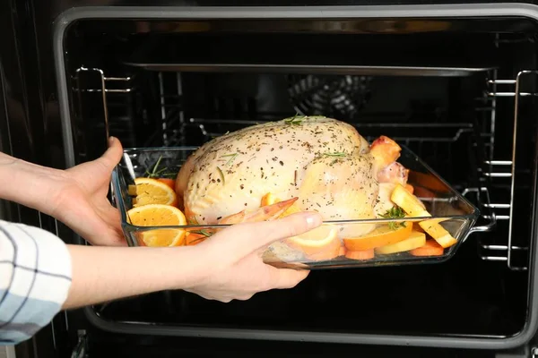 Mulher Colocando Frango Cru Com Fatias Laranja Forno Close — Fotografia de Stock