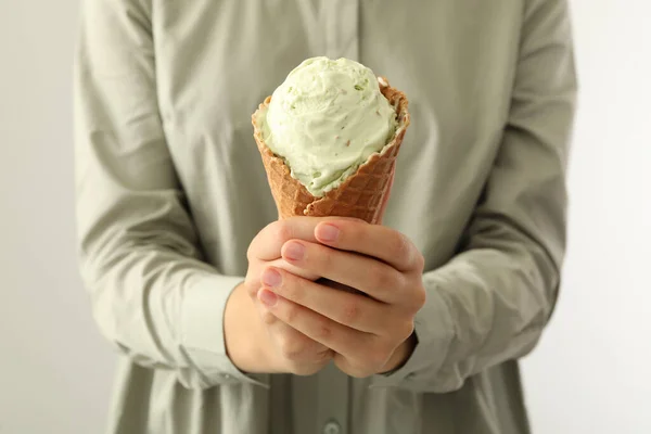Женщина Держит Зеленое Мороженое Вафельном Конусе Светлом Фоне Крупным Планом — стоковое фото