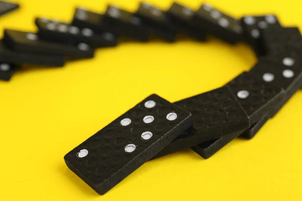 Vallende Zwarte Domino Tegels Gele Achtergrond — Stockfoto