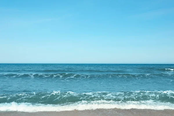 Schilderachtig Uitzicht Prachtige Zee Blauwe Lucht Zonnige Dag — Stockfoto