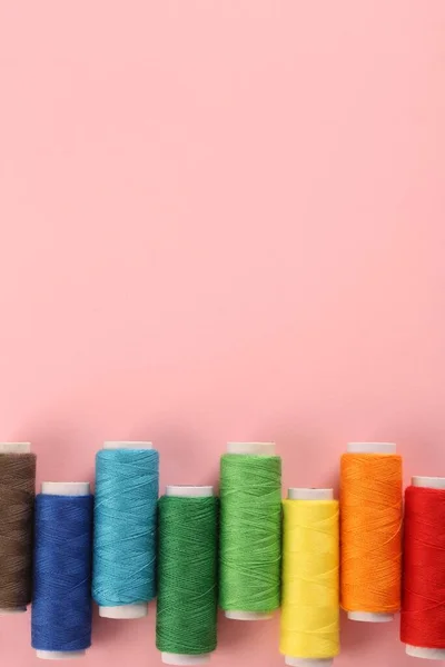 Verschiedene Bunte Nähfäden Auf Rosa Hintergrund Flach Gelegt Raum Für — Stockfoto