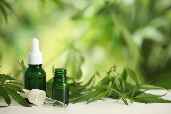 Hemp Leaves Bottles Cbd Oil Thc Tincture White Wooden Table — Stockfoto