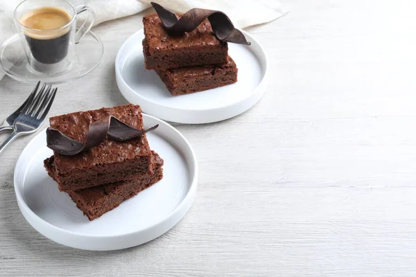 Deliciosos Brownies Chocolate Servidos Sobre Una Mesa Madera Blanca Espacio — Foto de Stock