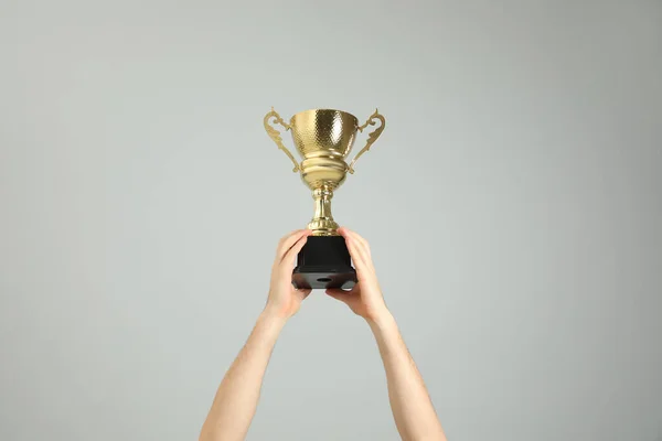 Homem Segurando Copo Troféu Ouro Fundo Cinza Claro Close — Fotografia de Stock