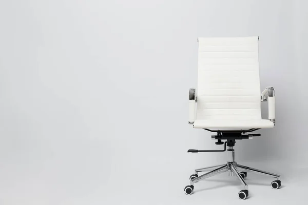 Bequemer Bürostuhl Auf Weißem Hintergrund Platz Für Text — Stockfoto