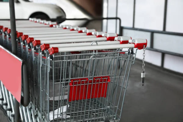 Рядок Порожніх Металевих Візків Біля Супермаркету Відкритому Повітрі — стокове фото