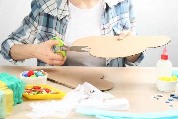 Donna Che Nuvola Cartone Tavolo Legno Primo Piano Pinata Fai — Foto Stock