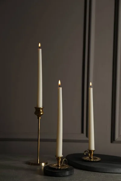 Elegante Kerzenständer Mit Brennenden Kerzen Auf Grauem Tisch — Stockfoto