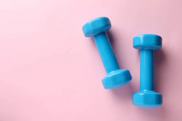 Turquoise Dumbbells Pink Background Flat Lay Space Text — Stock fotografie