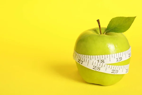 Fresh Green Apple Measuring Tape Yellow Background Space Text — 图库照片