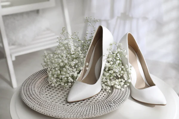 Beautiful Wedding Shoes Engagement Ring Flowers Table Indoors Closeup — Stock fotografie