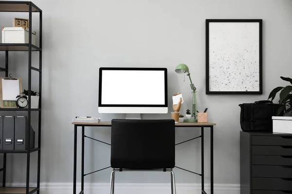 Удобное Офисное Кресло Рядом Письменным Столом Современным Компьютером Помещении — стоковое фото