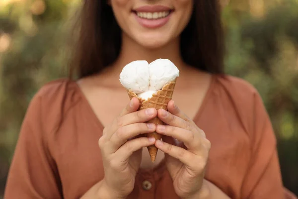 Νεαρή Γυναίκα Νόστιμο Παγωτό Εξωτερικούς Χώρους Βάφλα Closeup — Φωτογραφία Αρχείου