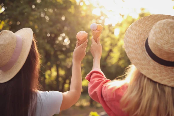 Mujeres Jóvenes Con Helado Pasar Tiempo Juntos Aire Libre Vista —  Fotos de Stock