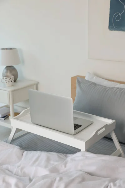 White Tray Table Laptop Bed Indoors — Fotografia de Stock