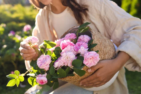 Wanita Memegang Keranjang Wicker Dengan Mawar Teh Yang Indah Taman — Stok Foto
