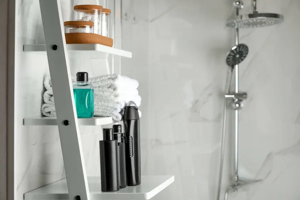 Stack Towels Shampoo Other Toiletries Shelves Shower Stall Bathroom Space — ストック写真