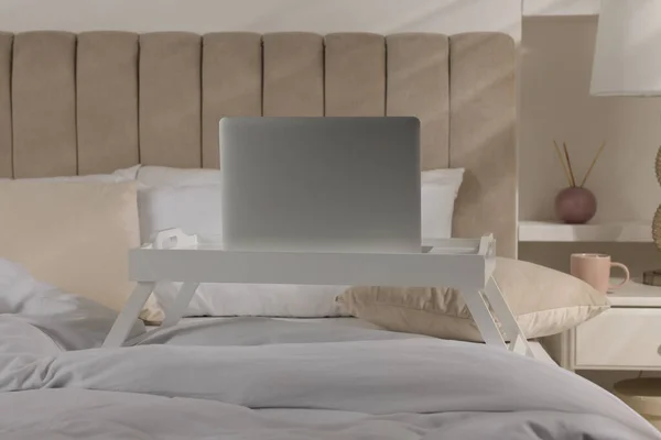 White Tray Table Laptop Bed Indoors — Foto Stock