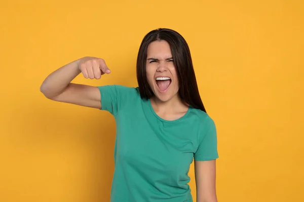 Aggressive Young Woman Pointing Orange Background — Fotografia de Stock