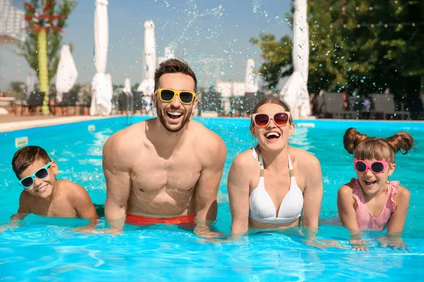 Güneşli Bir Günde Havuzda Mutlu Bir Aile — Stok fotoğraf
