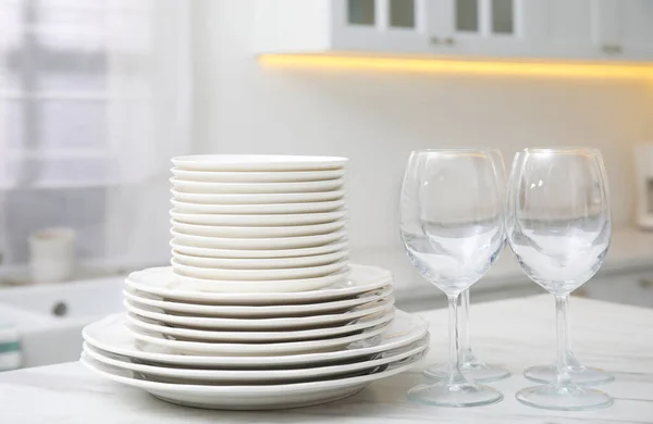 Set Clean Dishes Glasses Table Stylish Kitchen — Foto Stock