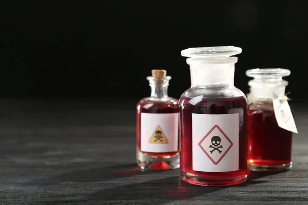Μπουκάλια Δηλητήριο Μαύρο Ξύλινο Τραπέζι Χώρος Για Κείμενο — Φωτογραφία Αρχείου