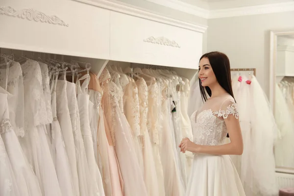 Mulher Tentando Vestido Noiva Bonita Boutique — Fotografia de Stock