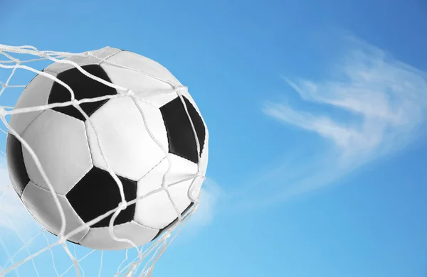 Футбольный Мяч Сетке Против Голубого Неба — стоковое фото