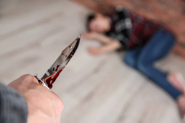 Homme Avec Couteau Ensanglanté Victime Par Terre Intérieur Gros Plan — Photo