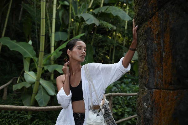 Beautiful Young Woman Green Tropical Park — Fotografia de Stock