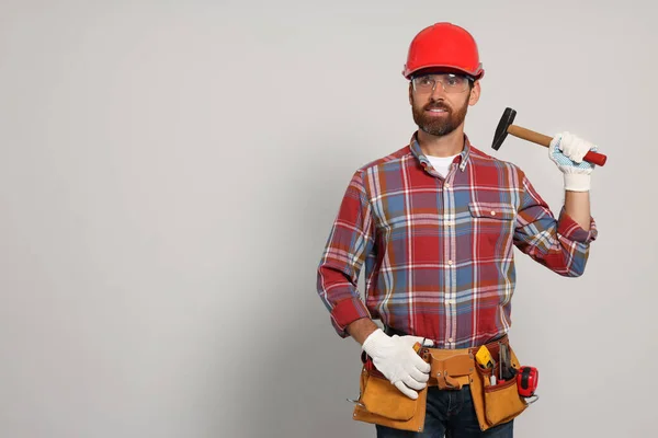 Professional Builder Hard Hat Hammer Tool Belt Light Background Space — Stok fotoğraf