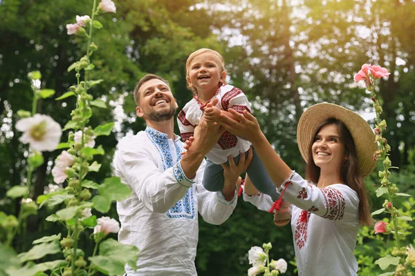 Happy Family Ukrainian National Clothes Outdoors — Stockfoto