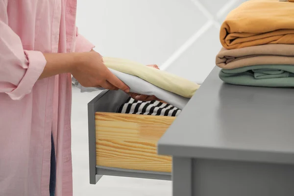 Kadın Temiz Giysileri Evdeki Çekmeceye Koyuyor Yakın Plan — Stok fotoğraf