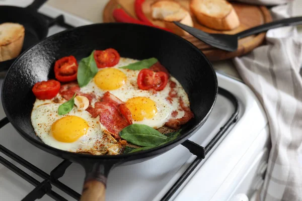 Delicious Fried Eggs Bacon Tomatoes Pan Stove — Stockfoto