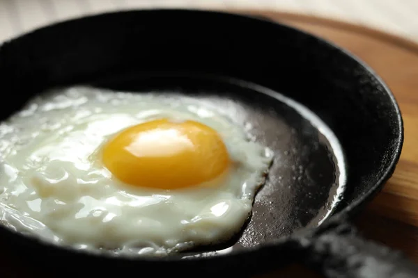 Сковородка Вкусным Яйцом Деревянной Доске Крупным Планом — стоковое фото