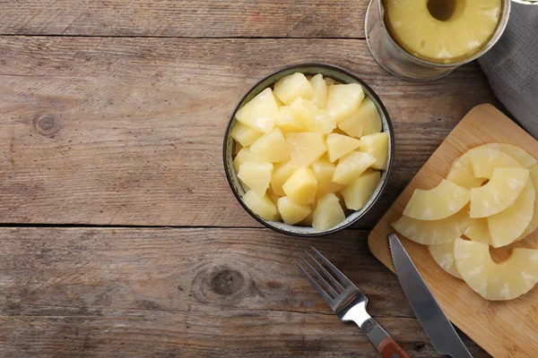 Composizione Posata Piatta Con Ananas Scatola Sul Tavolo Legno Spazio — Foto Stock