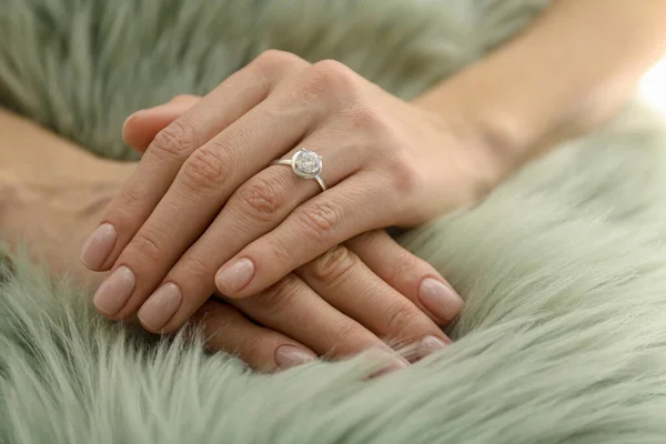 Mujer Joven Con Hermoso Anillo Compromiso Alfombra Piel Sintética Primer — Foto de Stock