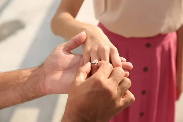 Man Sätter Förlovningsring Flickvännens Finger Utomhus Närbild — Stockfoto
