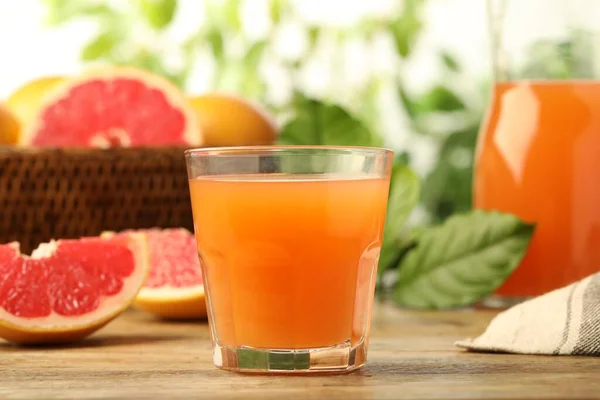 Glas Leckerer Grapefruitsaft Auf Holztisch Vor Verschwommenem Hintergrund — Stockfoto
