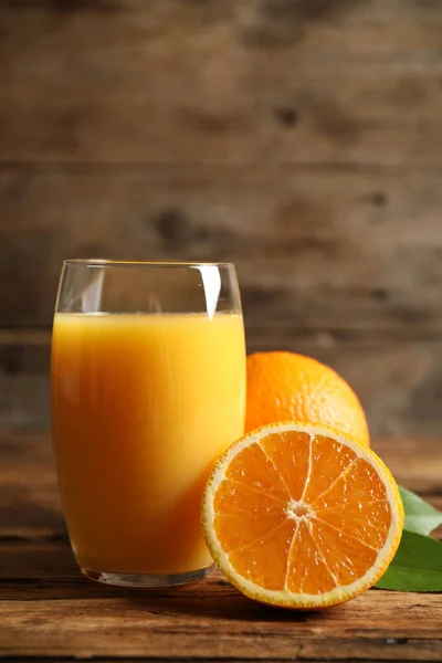 Glas Orangensaft Und Frisches Obst Auf Holztisch — Stockfoto