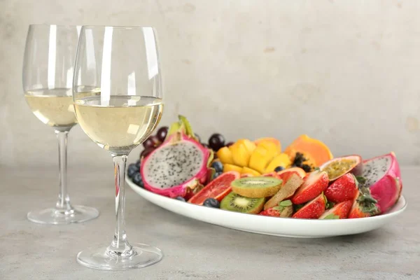 Deliciosas Frutas Exóticas Vino Sobre Mesa Gris — Foto de Stock