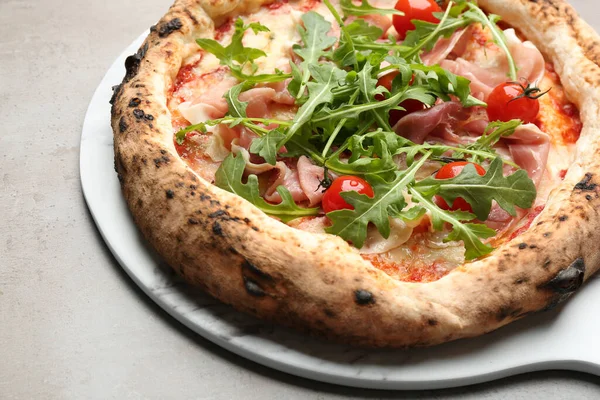 Pizza Savoureuse Avec Viande Roquette Sur Table Grise Gros Plan — Photo