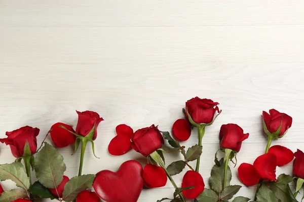Belas Rosas Vermelhas Coração Decorativo Sobre Fundo Madeira Branco Flat — Fotografia de Stock